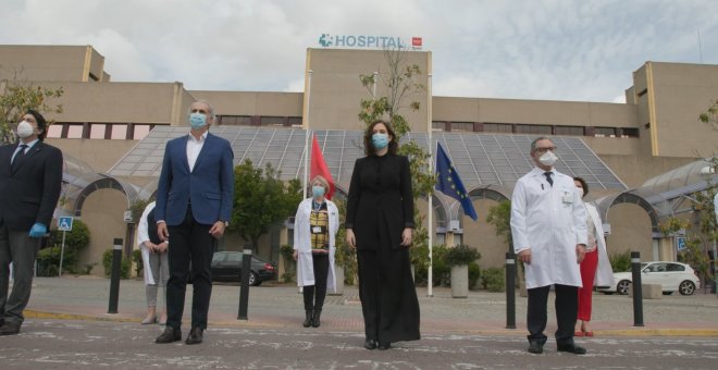 Ayuso, en un minuto de silencio en el Hospital Universitario de Getafe