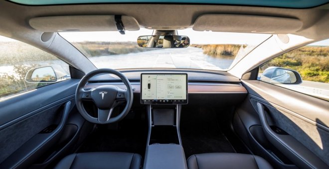La cámara interior de los Tesla permitirá hacer videollamadas desde el coche
