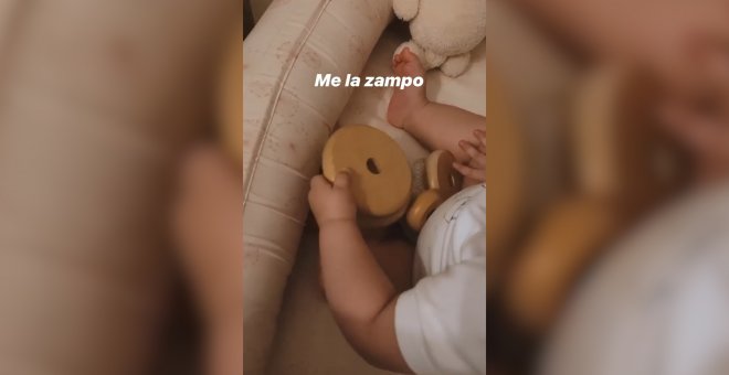 Laura Escanes muestra cómo su hija juega con figuras de madera