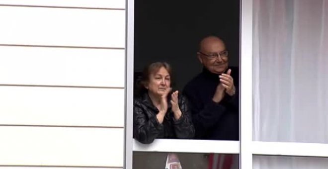 Un tenor de Getxo anima la cuarentena a sus vecinos cantando desde su balcón