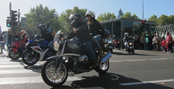 Dos personas podrán circular en la misma moto en toda España independientemente de la fase de desescalada