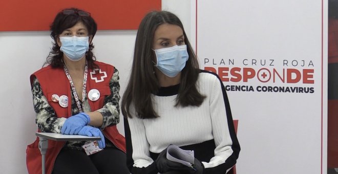 La Reina comparte una jornada con los voluntarios de Cruz Roja