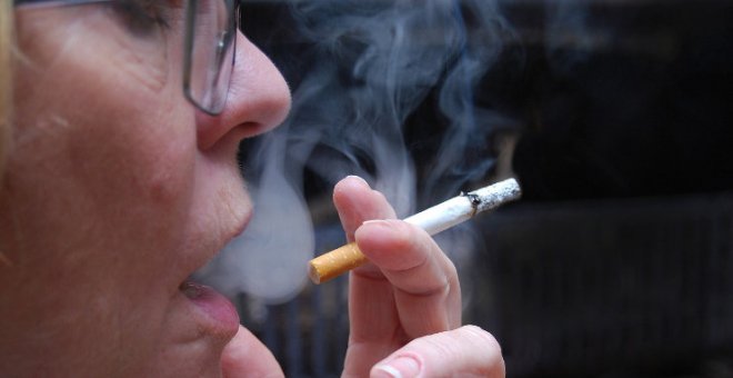 La OMS señala que los fumadores corren mayor riesgo de tener síntomas graves y morir por COVID-19