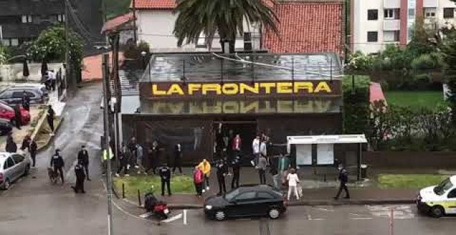 La policía obliga a desalojar un bar de Santander lleno de jóvenes el día que las terrazas pueden ocuparse un 50%