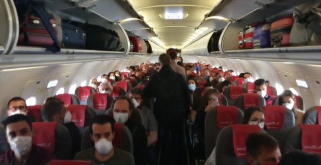 Polémica en un vuelo entre Madrid y Gran Canaria por no respetar la distancia de seguridad entre los asientos
