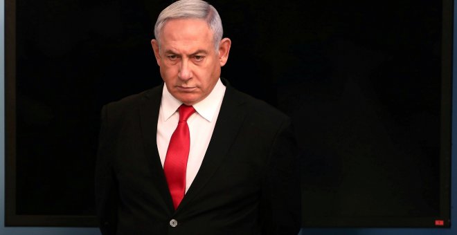 Netanyahu asume la presidencia del Gobierno sentado en el banquillo