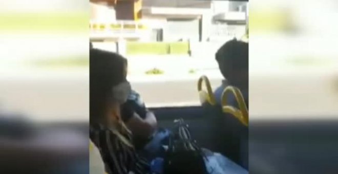 Un grupo de pasajeros denuncia la aglomeración en un autobús público de Murcia