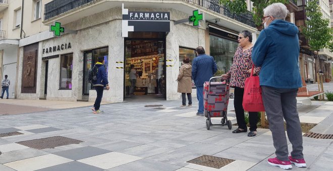 Unos 8.000 torrelaveguenses acuden a las farmacias en el primer día de reparto de mascarillas