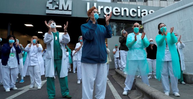 Los aplausos colectivos desde los balcones se resisten a desaparecer pese a la desescalada