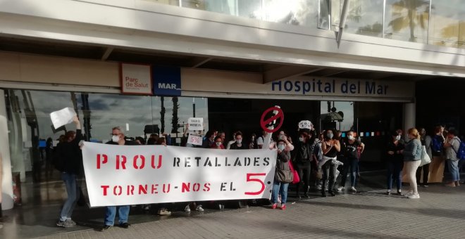 Sanitaris protesten davant d'hospitals per reclamar millors condicions laborals