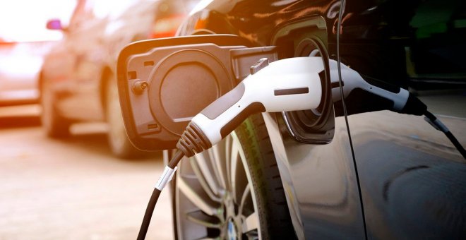 Incentivar la compra de coches de combustión pone en "riesgo" el impulso del coche eléctrico