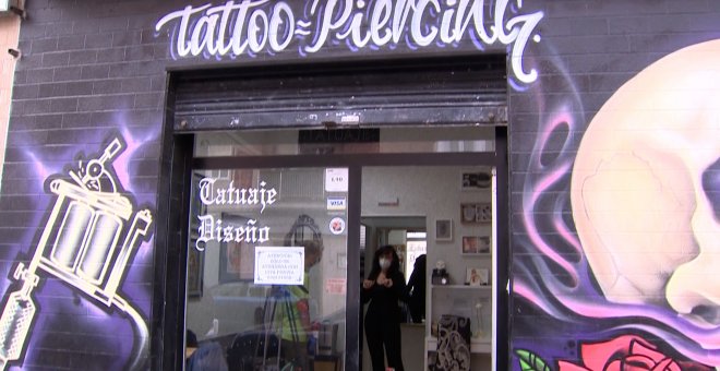 Estudios de tatuaje reabren con nuevas medidas sanitarias