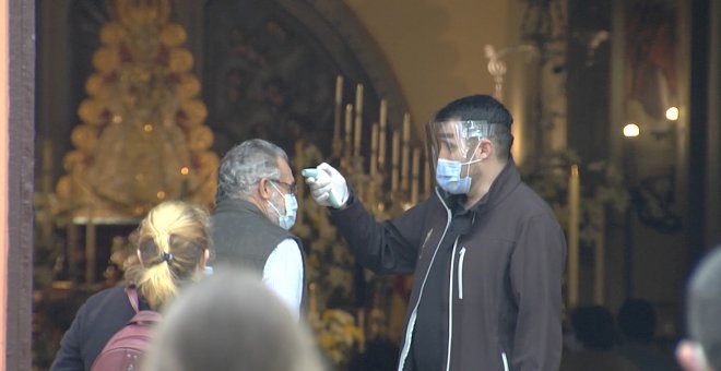 Colas con ritmo fluido para ver a la Virgen del Rocío (Huelva)