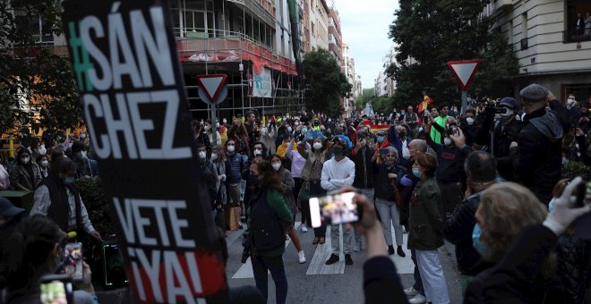 Vecinos del barrio de Salamanca ocupan varias calles y piden la dimisión de Sánchez sin guardar la distancia social