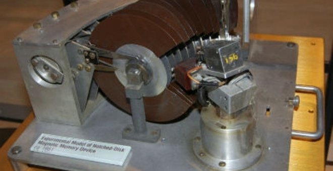 Un poco de ciencia, por favor - Los orígenes del almacenamiento de la información (V): llega el disco duro magnético