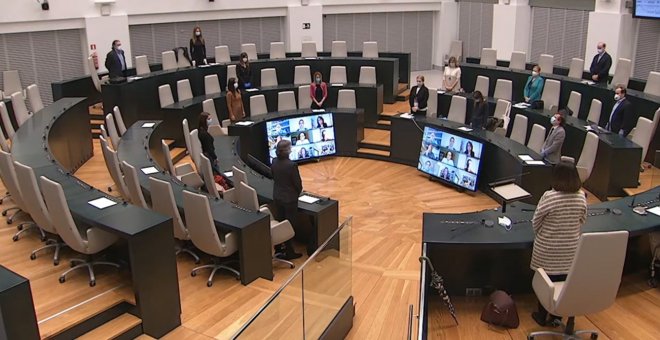 Minuto de silencio en el pleno del Ayuntamiento de Madrid