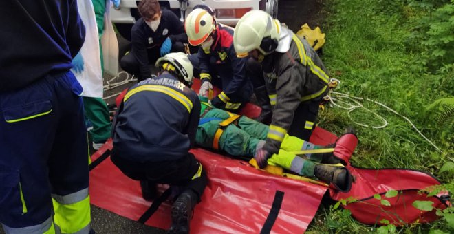 Herido grave tras caer seis metros por un terraplén mientras limpiaba cunetas en Ruesga