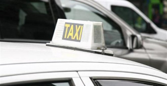 El Ayuntamiento reparte 1.700 mascarillas entre los taxistas