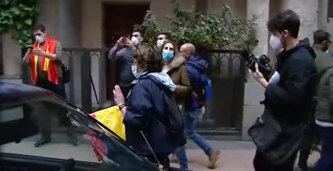 Cacerolada al grito de "libertad" y "Gobierno dimisión" en el centro de Madrid sin respetar la distancia de seguridad