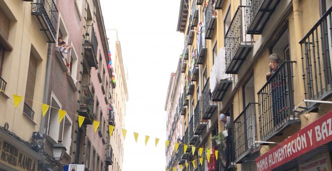 Los vecinos de La Latina celebran San Isidro desde sus balcones