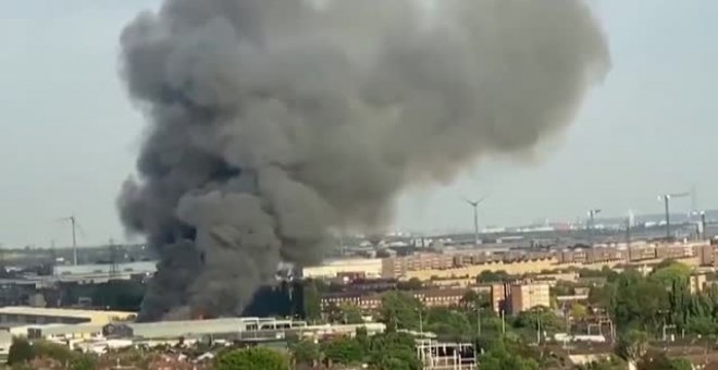 Un incendio en un almacén de Londres causa una peligrosa columna de humo negro