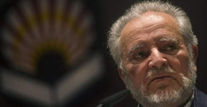 Otras miradas - Tres momentos de Julio Anguita: un discurso, un gesto y un paseo por Córdoba