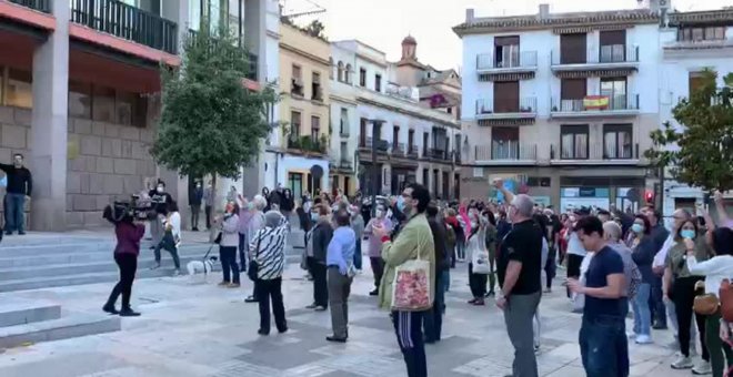 Varias personas cantan La Internacional en recuerdo a Julio Anguita