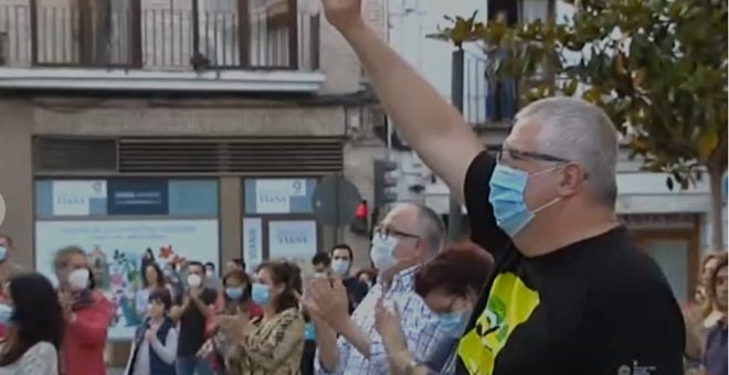 Aplausos y 'La Internacional': el emotivo homenaje ciudadano a Anguita frente al Ayuntamiento de Córdoba