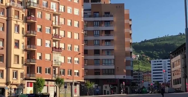 Bilbao dedica su último aplauso a los sanitarios