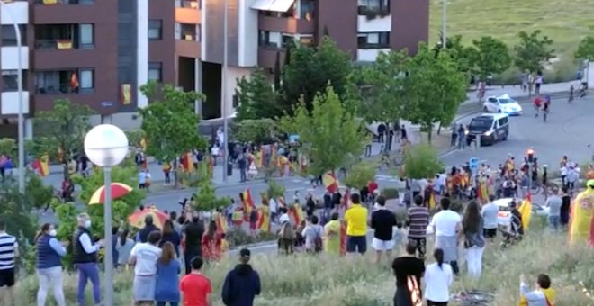 Varios vecinos en Mirasierra protestan contra el Gobierno