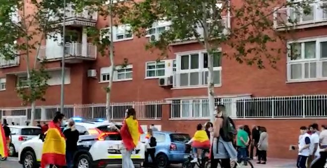 Varias personas se manifiestan contra el Gobierno en Alcalá de Henares