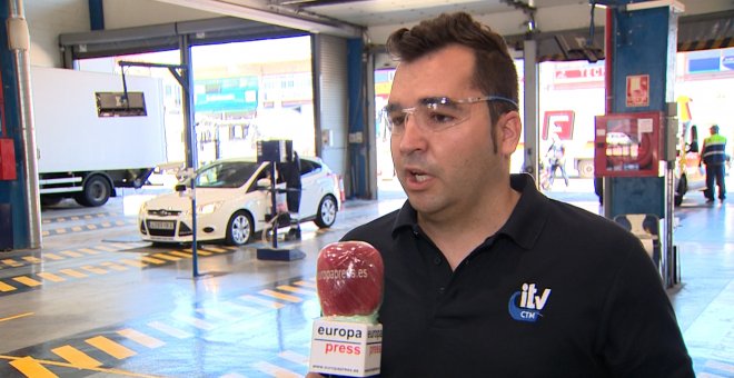 Supervisor de ITV explica las medidas de seguridad al revisar vehículo