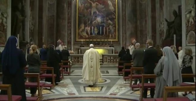 El papa retoma las misas con fieles ante una treintena de personas con mascarillas