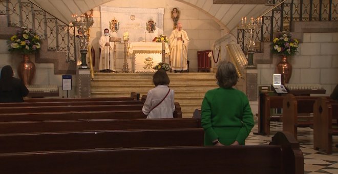 Los fieles vuelven "emocionados" a las misas en Madrid