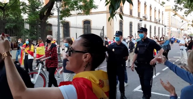 Ciudadanos se concentran en Valencia para pedir la dimisión del Gobierno