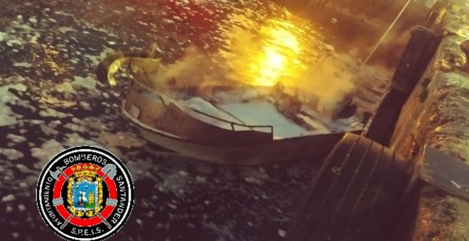Sofocado un fuego en una embarcación que quedó muy dañada en el Barrio Pesquero