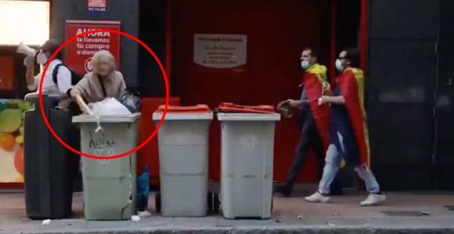 "Un hostiazo de realidad en la conciencia": una mujer, buscando en la basura durante las protestas en el barrio de Salamanca