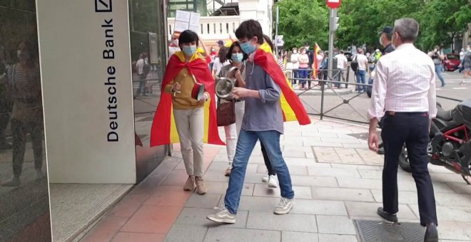 Las protestas contra la gestión del Gobierno se repiten en la sede del PSOE