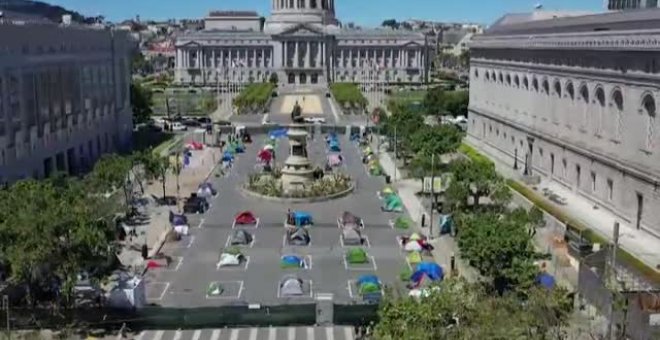 Campamento para personas sin hogar en un parking de San Francisco