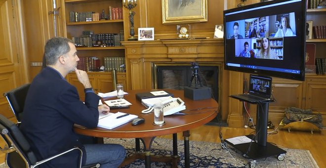 Los Reyes mantienen una videoconferencia con "la literatura joven"