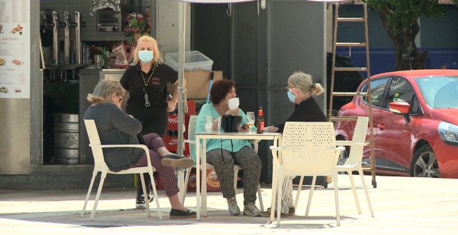 Vecinos de Badajoz salen de terrazas con las altas temperaturas