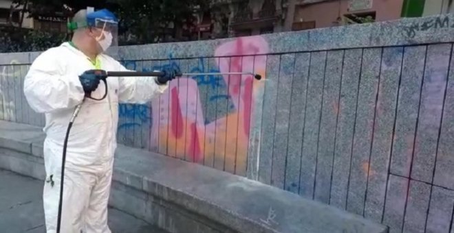 Los servicios de limpieza eliminan los grafitis de la plaza del Dos de Mayo