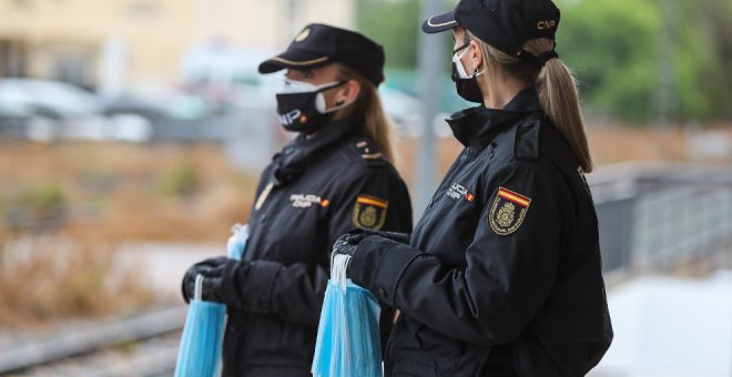 La Policía informará de la obligatoriedad de las mascarillas en los primeros días, y multará a los que no atiendan el requerimiento