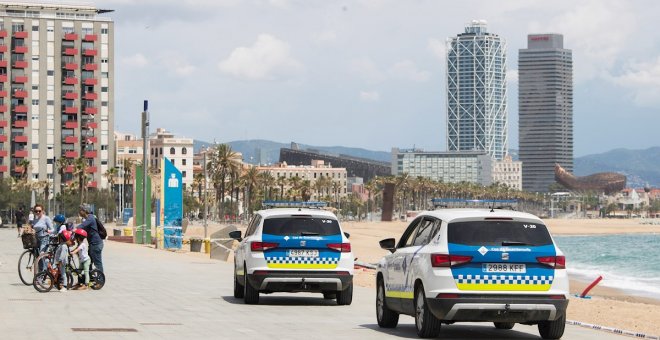 La Guardia Urbana de Barcelona precinta las zonas verdes de la Barceloneta