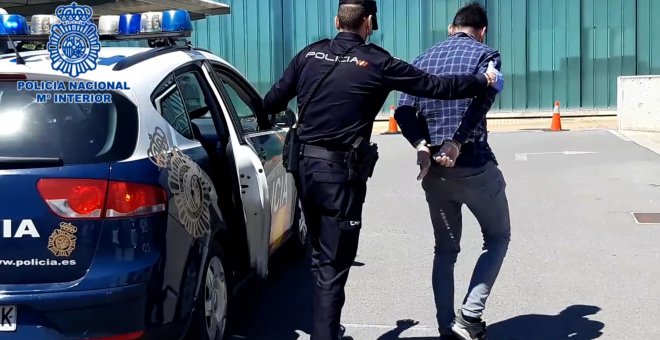 Detenido por romper la luna de un vehículo para sustraer objetos de su interior