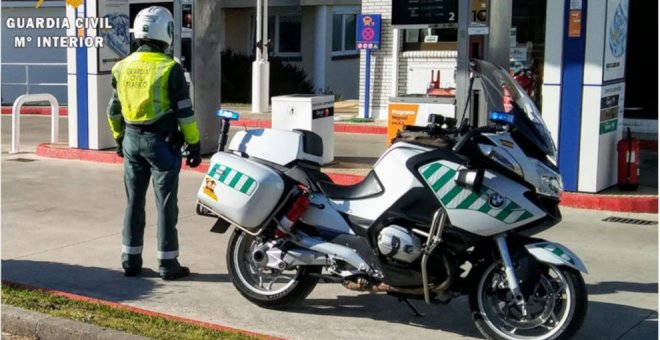 Detenido por intentar robar en una gasolinera de Gornazo y huir en un coche robado después de que la empleada y clientes le arrebataran la caja registradora