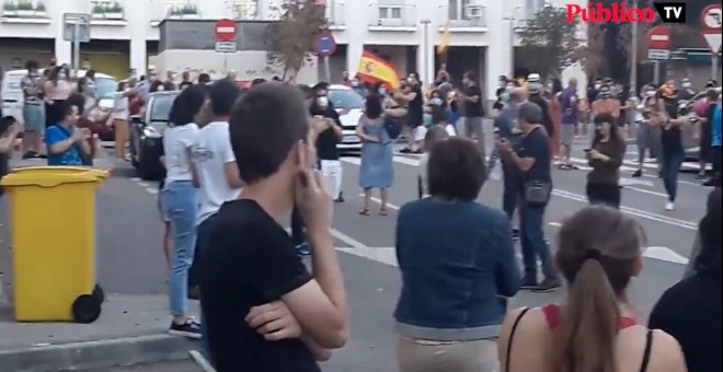 Aplausos y música contra las cacerolas y las banderas