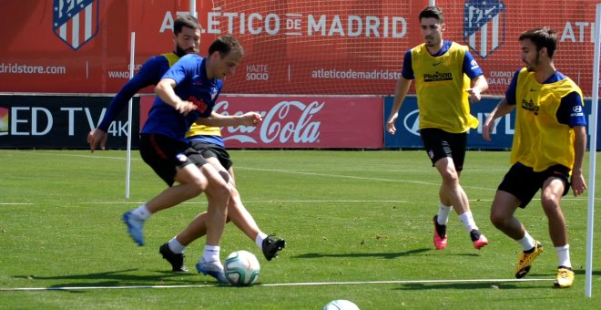 Los jugadores del Atlético de Madrid se ejercitan en grupos pequeños