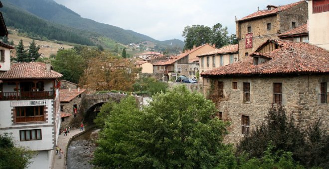 Solo 68 municipios de Cantabria cumplen todos los requisitos poblacionales para consumir en el interior de los bares y salir a pasear sin franja horaria