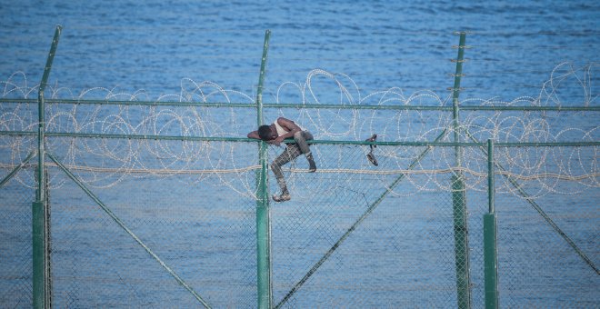 Denuncian la devolución en caliente de un menor migrante encaramado a la valla de Ceuta